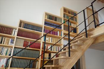 階段に腰を下ろして本を読むことができる