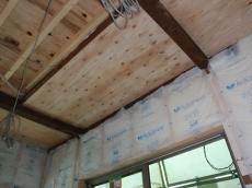 下屋の天井裏（水平構面）を構造用合板で補強