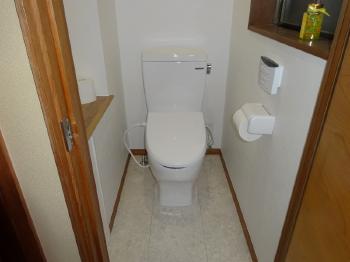 1階トイレ。手洗いスペースを広めにとって、全体に広がりを持たせました
